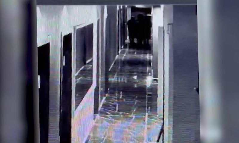 צרחות במלון: ניסו לפרוץ לחדרים של המפונים