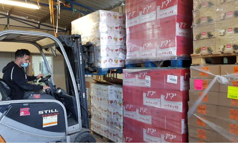 גם בזמנים מאתגרים: כך מחלקים סלי מזון לנזקקים