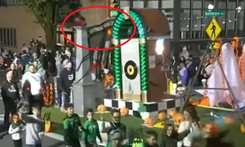 מזעזע: השער של אושוויץ בתהלוכת תחפושת בליל כל הקדושים