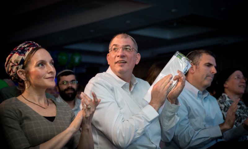 לאחר מפגש עם אלון דוידי ניר אורבך שוקל להתנגד לממשלה