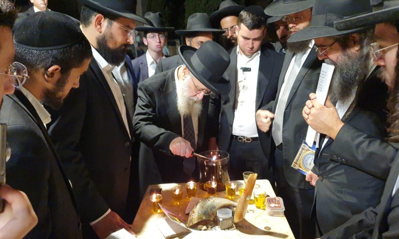 עם אור ראשון: הראשון לציון עלה לקבר הרב עובדיה יוסף