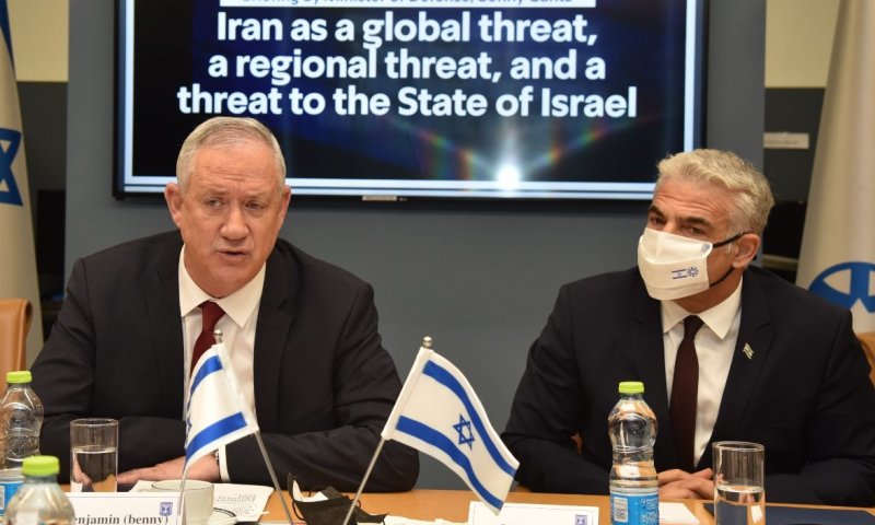 לפיד וגנץ חשפו את הבכיר האיראני האחראי לתקיפה