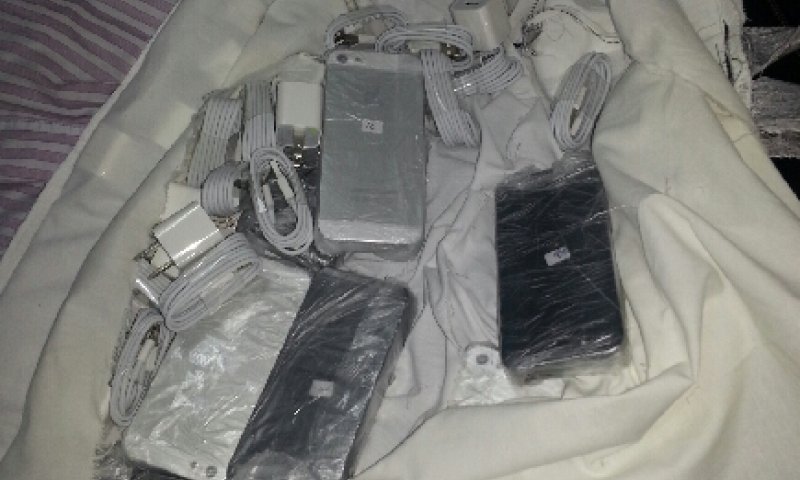 "בדיקה בציציות": ניסה להבריח 30 אייפונים בציצית