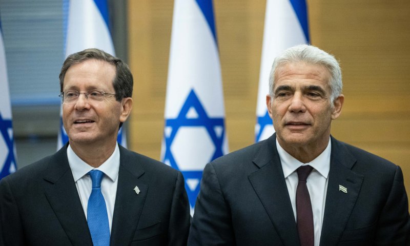 ממשיך לקדם פשרה: הרצוג נפגש עם לפיד