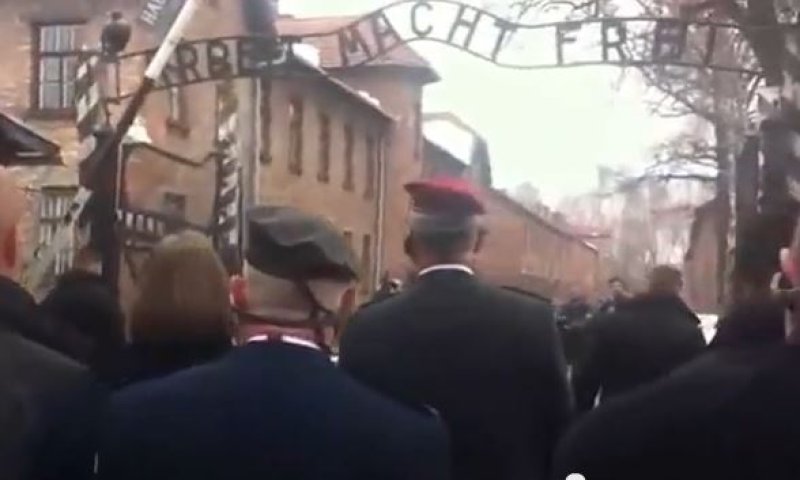 צפו: הרמטכ"ל נכנס בשעריו של מחנה ההשמדה אושוויץ