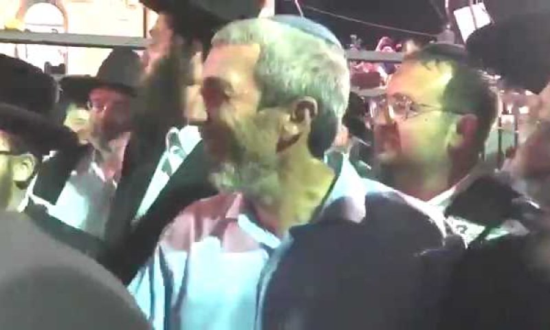 צפו: הרב פרץ רוקד עם ח"כים חרדים במירון