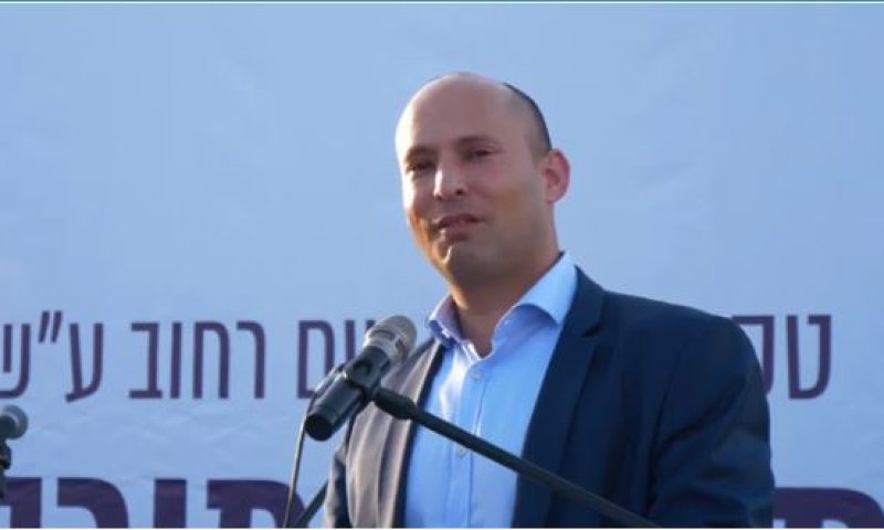 בנט נשנק מבכי: "צר  לי עליך אחי עמנואל". צפו