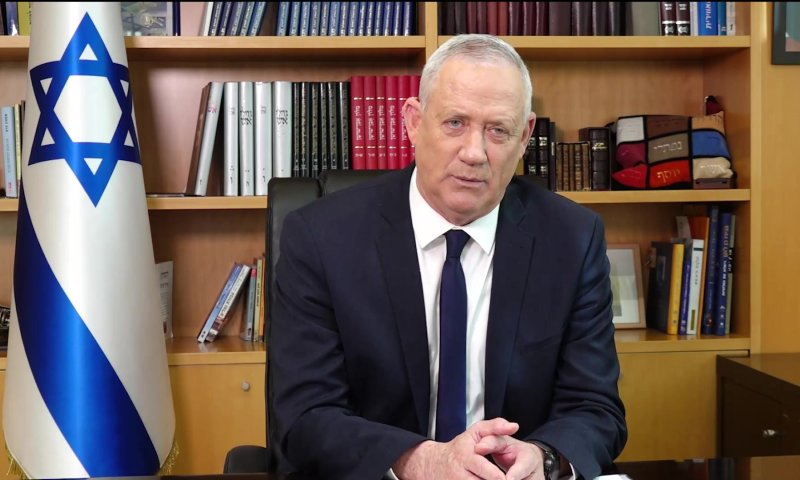 גנץ מאיים: "לא אאשר את המשך סגירת נתב"ג"