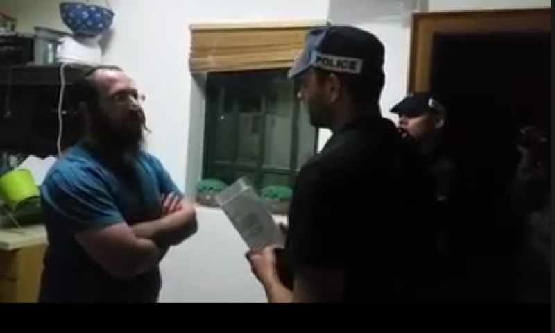 צפו: תושב יצהר נזרק מביתו ב-4:00 לפנות בוקר