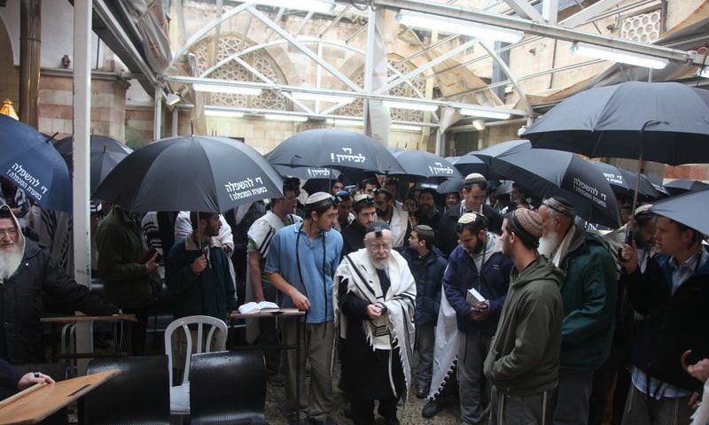 מחאה: הרב ליאור התפלל תחת גשם שוטף במערת המכפלה