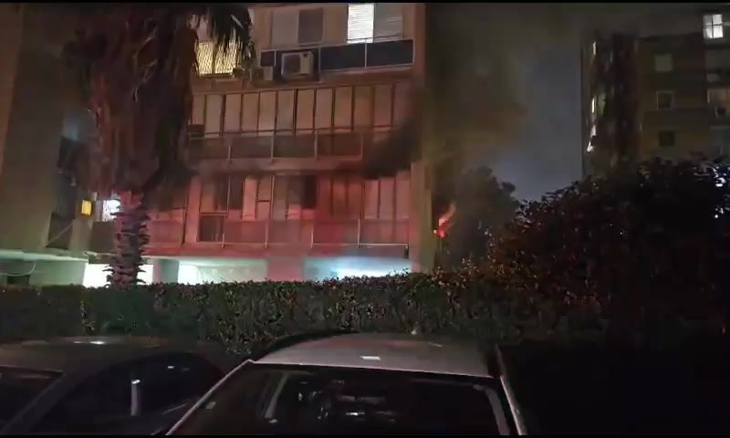 פצוע קשה בשריפה שפרצה בדירה בחולון