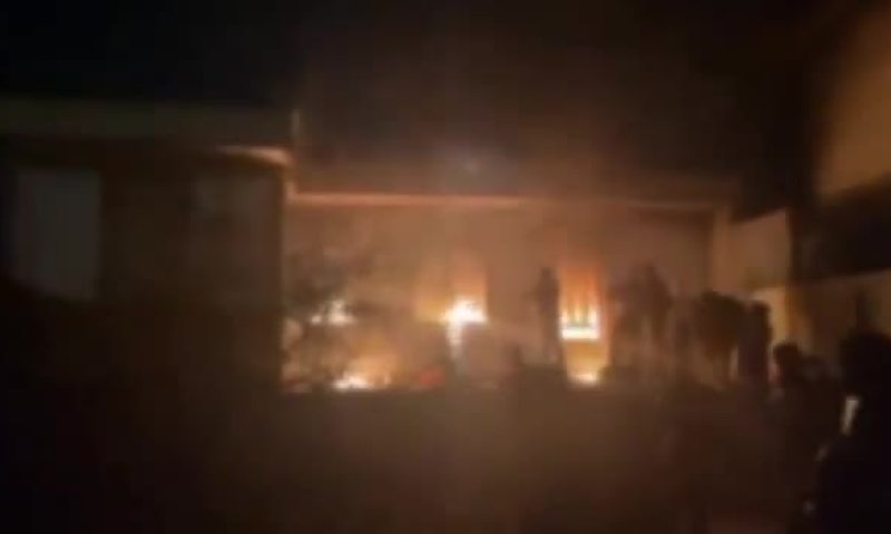 "מוות לחמינאי": המפגינים באיראן הציתו מתקן של הבאסיג'