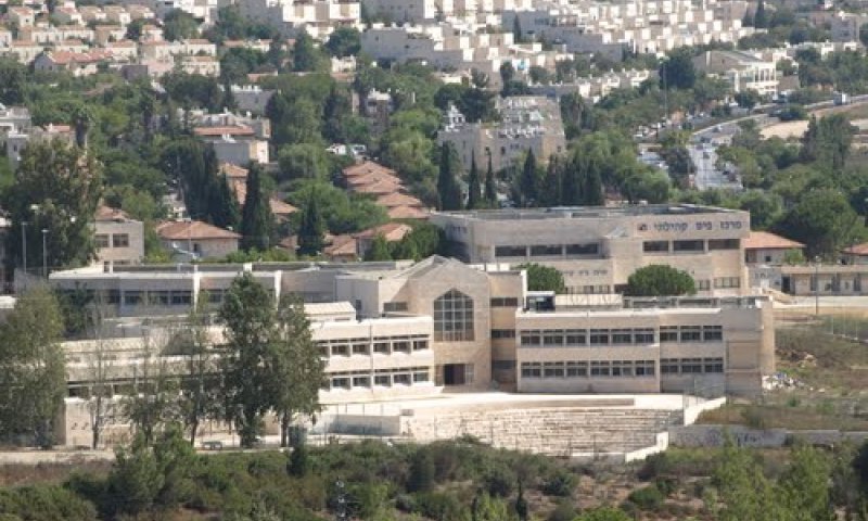 ליל שבת: היכה מתפלל בגלל עבדותו כסוהר