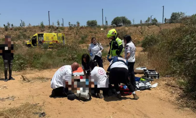 נערים שיחקו באקדח ונפלט כדור; בן 13 במצב אנוש