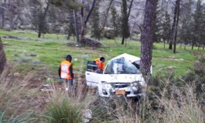 נזקי הסופה: פצועים קשה וקל בהתנגשות רכב בעץ