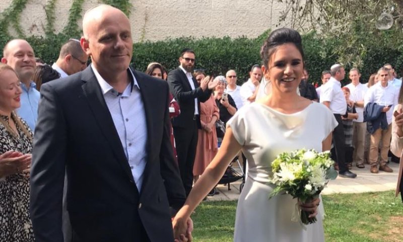 אמילי עמרוסי התחתנה: כל הברנז'ה הגיעה. צפו