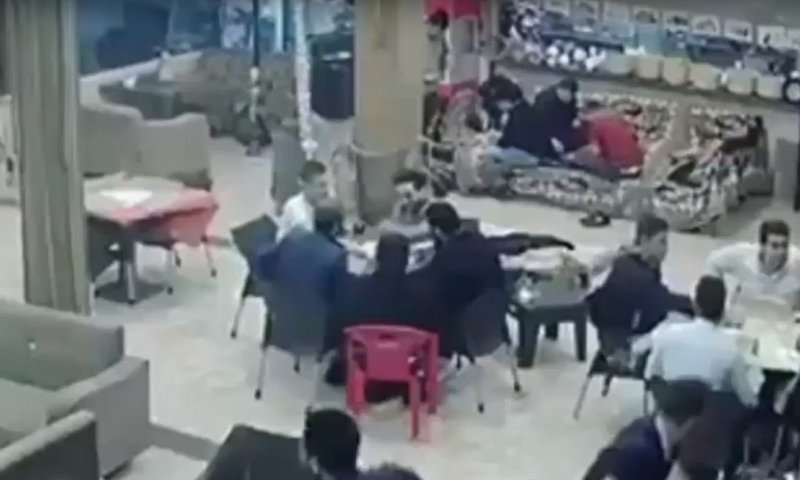 330 הרוגים ברעידת אדמה באיראן: צפו ברגעי החרדה