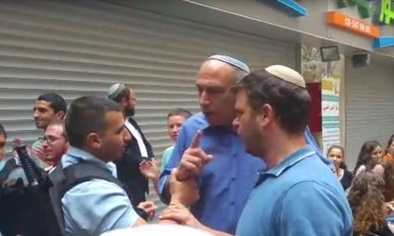 מוטי יוגב מונע מערביה לעבור בעיר העתיקה;צפו