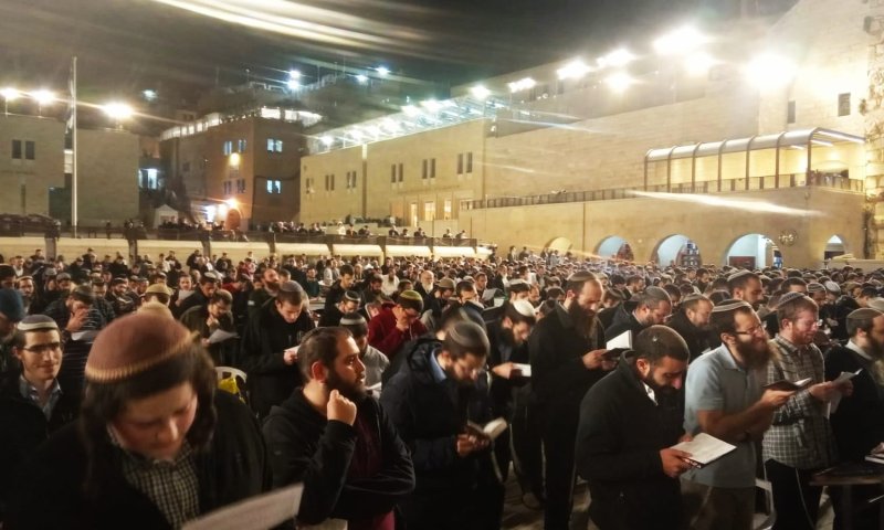 צפו: תפילת המונים בכותל לרפואת הרב שטרנברג