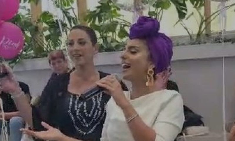 מרגש: נרקיס שרה לחולות ומחלימות סרטן השד