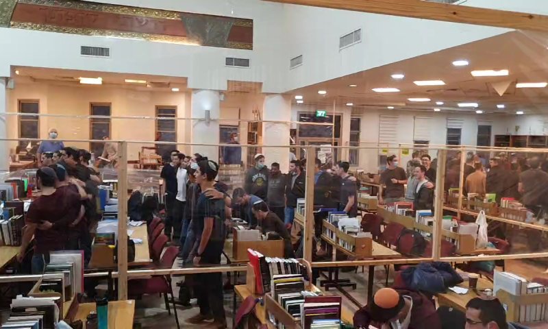 בצל הקורונה: ההדלקה המסורתית בישיבת קריית שמונה. צפו