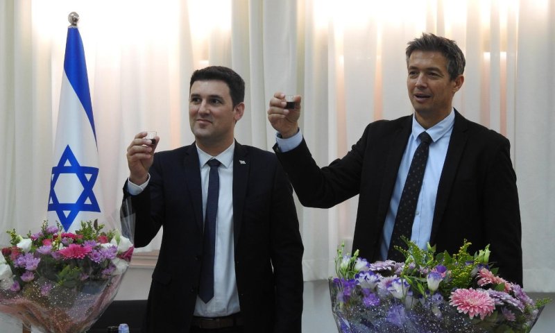 שר חדש ישן: יועז הנדל חזר למשרד התקשורת &bull; צפו