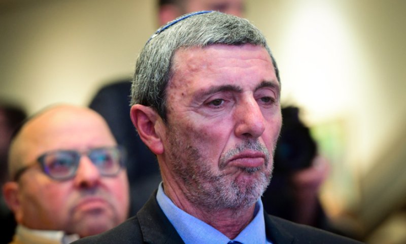 פרץ: "העבר משרדך לי-ם"; הנדל: "המשרד כבר פה"