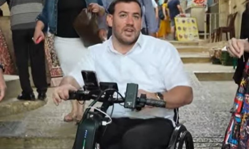 מרגש: הפצוע חוזר למקום הפיגוע בעיר העתיקה. צפו