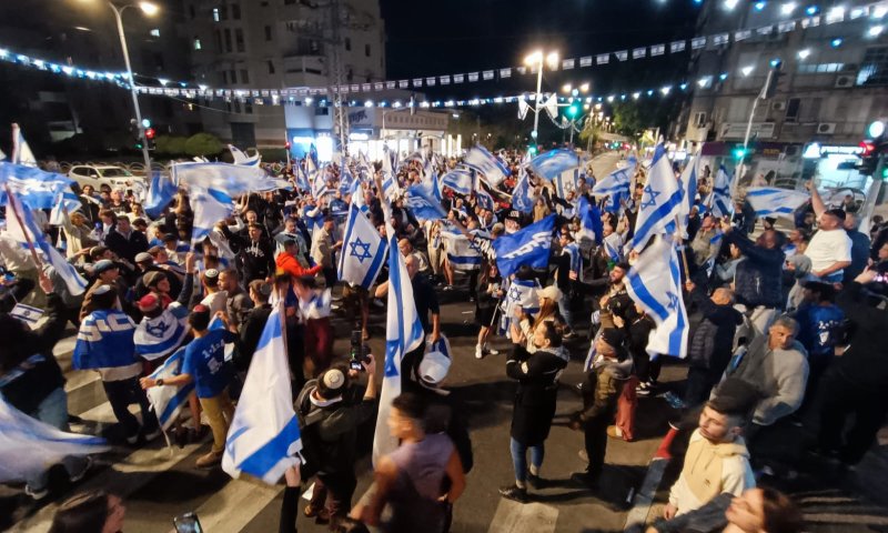 גם הימין: מאות חוסמים את רחוב וייצמן בכפר סבא