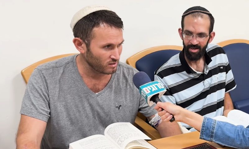 החברים שנפצעו בידיים לומדים יחד מסכת ידיים