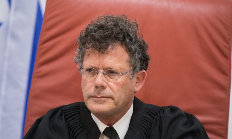 יו"ר ועדת הבחירות יצחק עמית הוכתם בכתם פוליטי