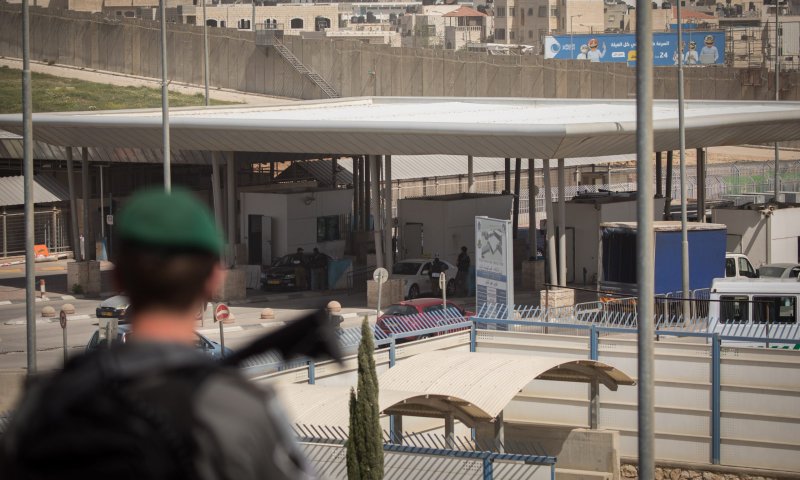 תושב סילוואן ניסה להבריח פלסטיני במחסום &ndash; ונתפס