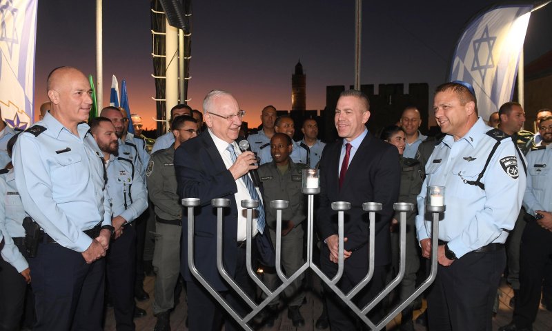 חג החנוכה יוצא לדרך: הח"כים מדליקים נר ראשון