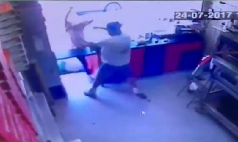 צפו: רגע נטרול המחבל בפ"ת באמצעות מגש פיצה