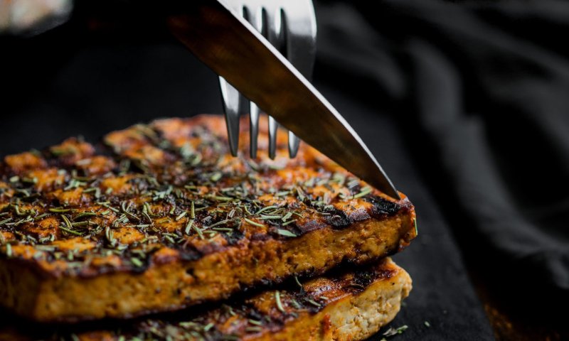 חלומי: סטייק טופו על סלט קולסלו