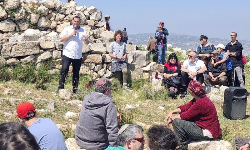 לאחר ההרס והשיקום: עשרות אלפים בהר עיבל