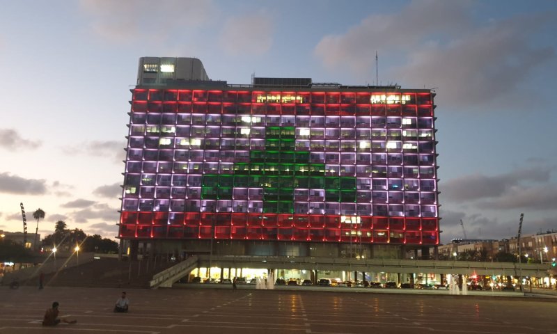 דגל לבנון בתל אביב &ndash; מחווה ראויה או טעות? הצביעו