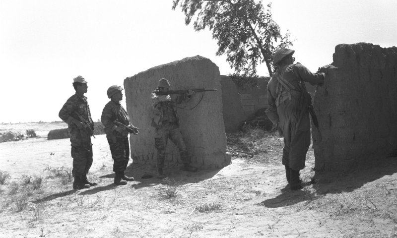 היום בהיסטוריה: לוחמני גולני "שוכבים על הגדר"