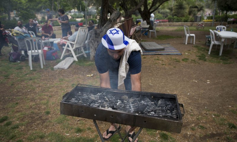 איך להדליק מנגל עם 10 דפי עיתון וגפרור אחד? צפו