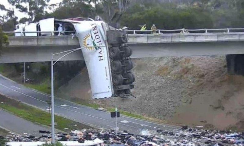 תאונה מחרידה באוסטרליה: משאית נותרה תלויה מגשר