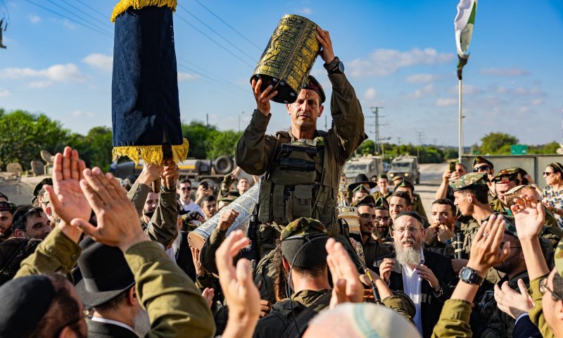 תמונת ניצחון: מאות לוחמים בהכנסת ספר תורה על גבול הרצועה