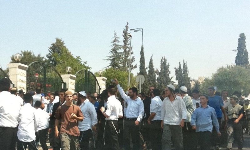 מאות בהפגנת תמיכה ספונטאנית ברב יעקב יוסף ליד ביתו