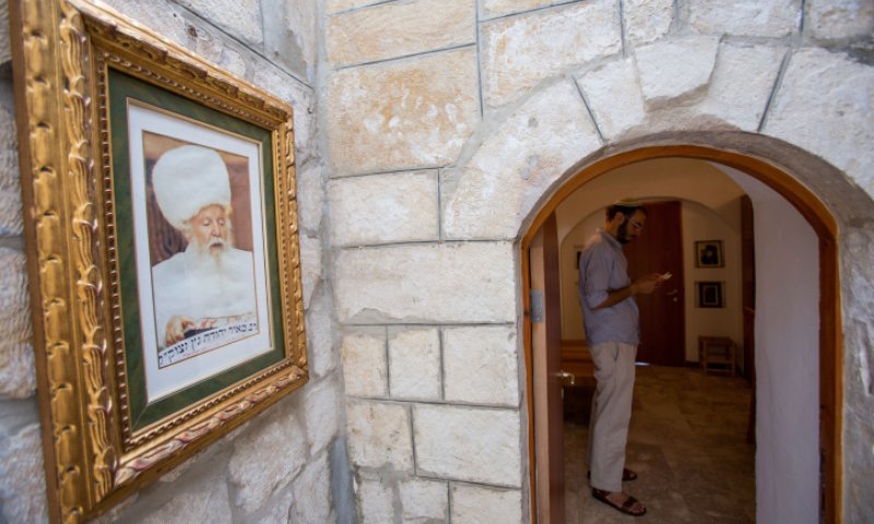 ט' באב: מדוע הרב גץ שכב על הארץ לאחר צנתור?