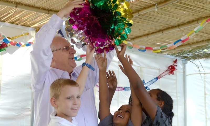 צפו: ריבלין מקשט את הסוכה הנשיאותית