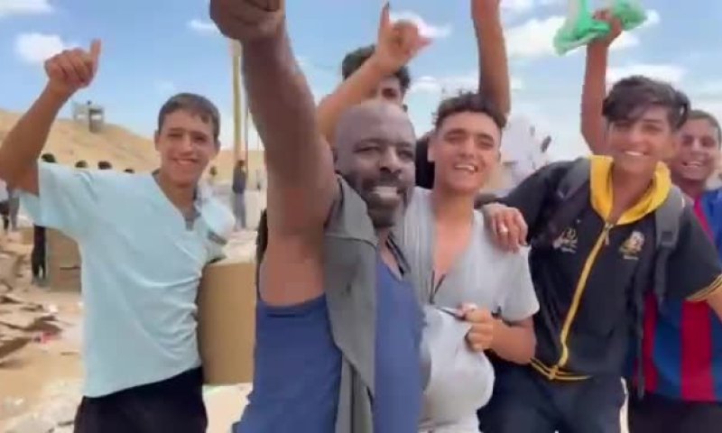 צפו: עזתים מודים לטראמפ ונתניהו על חבילות הסיוע