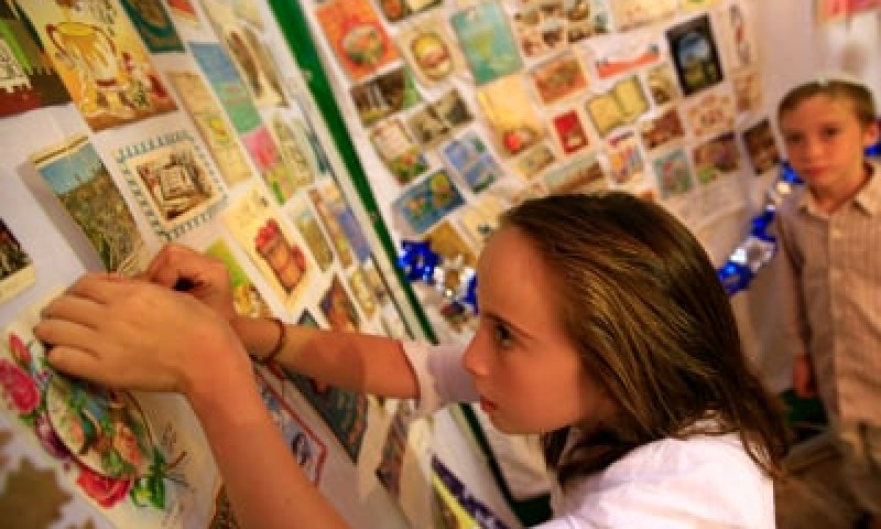 על קישוטי סוכה ועל סוכת שלום