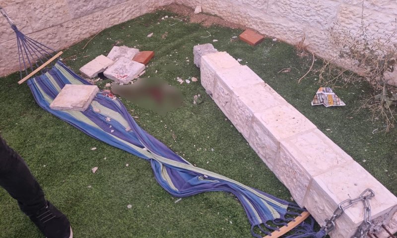בחצר ביתו: עמוד נפל על ילד; מצבו אנוש