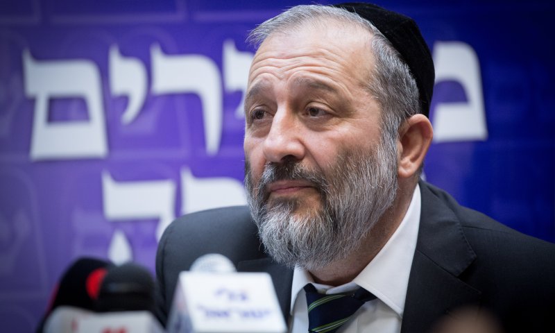 מתקפה קשה על דרעי: "חמור עם ארבעה מנדטים"