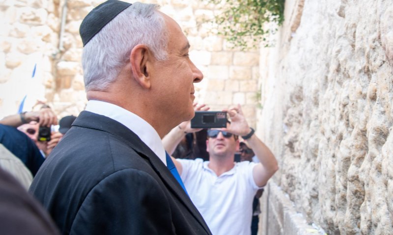 אדם לוין, ג'ניפר לופז ונתניהו נפגשים במקום אחד