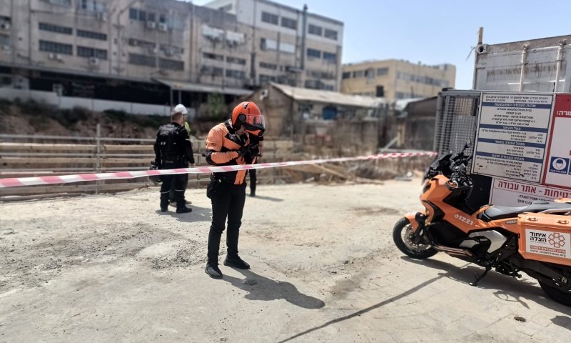 משאית נפלה לתוך אתר בנייה: הנהג נהרג במקום